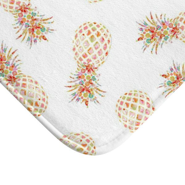 White bath mat with cute pineapple design